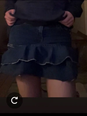 Lågmidjad jeanskjol med volanger - Perfekt inför sommaren, storlek xxs/xs och är vääldigt lågmidjad. Postar inom 24h alltid❤️ Pris går o diskutera vid snabb affär. 😊