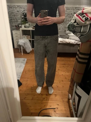Bershka Jeans regular  - Sitter regular, bra skick. 68 kg 185 cm är jag, skulle tippa size W31 L32!