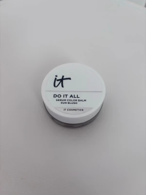 IT Cosmetics Do It All Sun Blush - Krämrouge i färgen Sun Blush från IT Cosmetics.  Formulan är en serum color balm som ger en fräsch och naturlig look till kinderna. Perfekt för dig som gillar glow och enkel applicering. Färgen heter ”Sun rush 60” och liknar Rhode Toasted Teddy skulle jag säga. Nypris 445 kr, bara testad en enda gång. 
