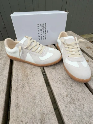 Maison margiela  - Hallå där! Säljer nu dessa riktigt schyssta Maison margiela gats som är nästan helt oanvända! Kvitto finns och om du har minsta lilla fundering är det bara att höra av dig😊