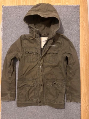 Vintage Hollister Parkajacka/Fieldjacka - Säljer denna mycket trevliga och feta Hollister parkajackan | Mycket bra skick | Storlek M | | Pris kan diskuteras vid snabbt köp!