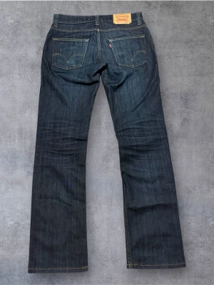 Vintage Levis 511 (Slim Bootcut)  - Säljer ett par ruggigt snygga Levis jeans i raw denim med riktigt skön passform ( slim bootcut )  Mått -  Midja: 41 Ytterben: 105  Benöppning: 20  Pris kan diskuteras 😁