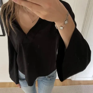 Blus med vida ärmar - Blus med vida ärmar. Lite liten på mig som är 180 cm