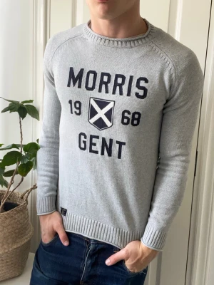 Morris stickad tröja  - Morris stickad tröja , Inga defekter! Modellen i bilderna är 180 cm 75 kg och bär Storlek S , Kom med frågor! 🌟 (Kan gå ned i pris vid köp av paket 😉) 