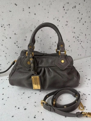 Mörkgrå Mark Jacobs väska  - Mörkgrå Marc Jacobs Classic Q väska Axelrem skickas meds Fint skick!Mörkgrå Marc Jacobs Classic Q väska Axelrem skickas meds Fint skick!