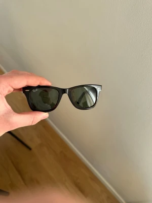 Brunsvarta Ray-Ban Wayfarer solglasögon - Klassiska  Ray-Ban Wayfarer solglasögon, modell RB2140. Dem är inprincip helt nya använt de 1 gång inte en ända repa på de, kommer i läderfodral. Köpte de för ca 1200. Pris ej hugget i sten men inga oseriösa bud😁 skriv vid frågor.