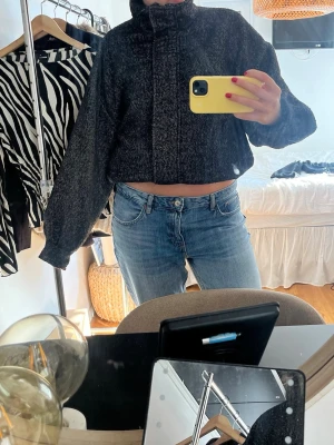 Mörkgrå jacka med dragkedja - Säljer en mörkgrå jacka med hög krage och ballongärmar. Jackan har dragkedja framtill