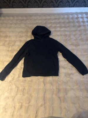 Mörkblå hoodie  - Säljer en hoddie från hm en mörkblå den är använd men i fint skick i storlek 170 som en XS eller en liten S ☺️ny pris 199kr mitt pris 50kr men pris kan såklart diskuteras🥰