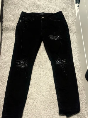 Svart Amiri jeans med Rhinestone - Ej använda mycket. Byxorna är hela och endast använt dem ibland med god care! Kan sjunka priset vid snabb och enkelt affär.