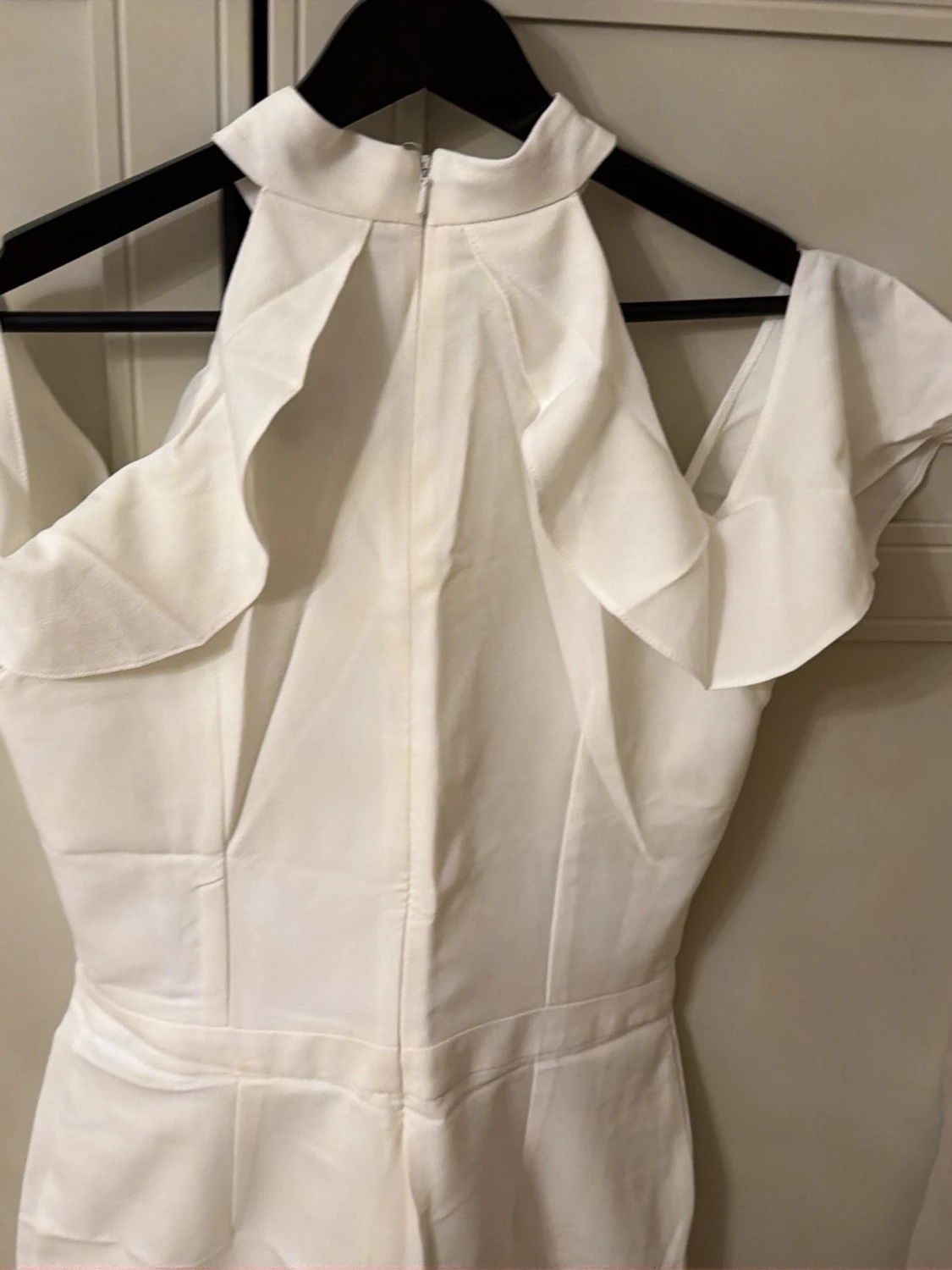 Vit jumpsuit med volangkrage - 3