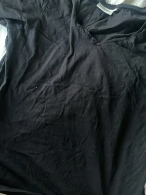 Svart t shirt  - Svart T-shirt från Kappahl i storlek M med lite uringning!