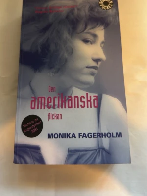 Den amerikanska flickan pocket - Säljer romanen 'Den amerikanska flickan' av Monika Fagerholm i pocketformat. Boken har ett blågrått omslag med fotografi och rosa/blå text. Vinnare av Augustpriset 2005, utgiven av Bonnier Pocket. Perfekt för dig som gillar modern svensk skönlitteratur.