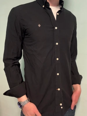 Svarta Morris skjorta – S 37/38 - Säljer denna stilrena och snygga svarta Morris skjortan. Skjortan är i  mycket bra skick och storleken är S, 37/38. Har du några frågor? Tveka inte att höra av dig. Allt gott från Deluxe garderoben ⭐️