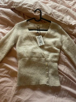 Trendig stickad tröja Gina tricot  - Tryck inte på köp nu!! Helt oanvänd med prislapp kvar, jätte trendig tröja från Gina tricot. Intressekoll!!! Så skriv till mig om ni vill diskutera pris 