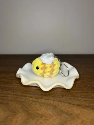 Virkad nyckelring bi - Virkad nyckelring med ett litet bi, cirka 4,5 cm lång från nos till bak🐝 Perfekt att hänga på nycklarna, väskan eller hemma som dekoration☺️