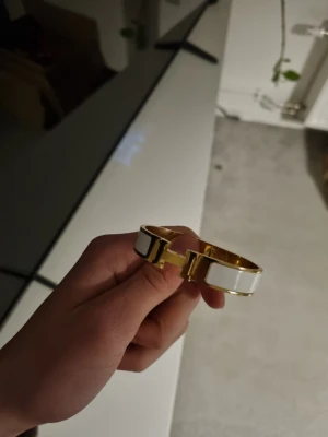 Armband -  Armbandet har den ikoniska loggan framtill och en stilren look, kom med prisförslag.