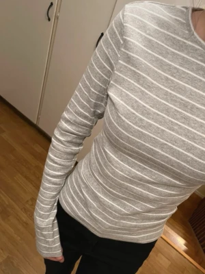 Tröja - Grå och vit randig långärmad tröja från Bikbok i storlek S, mycket fint skick använd fåtal gånger. Säljs inte längre i butik