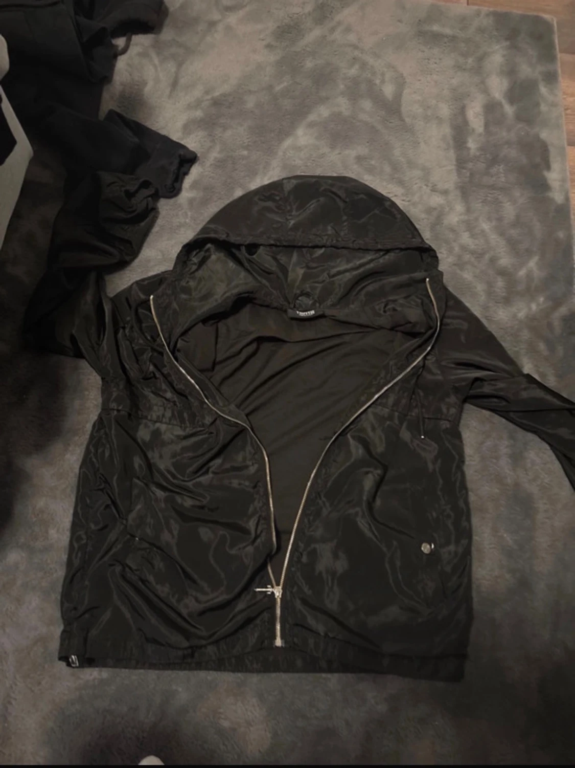 Svart vindjacka med huva från Galagowear - 3