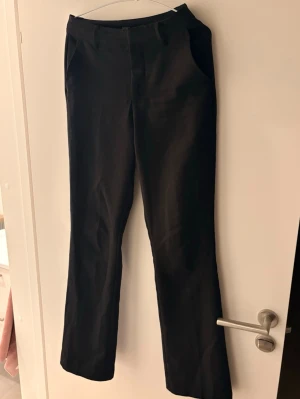 Svarta kostymbyxor med raka ben - Snygga svarta kostymbyxor med fickor