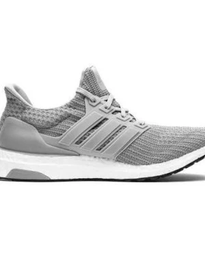 Grå Adidas Ultra Boost sneakers - Snygga grå Adidas Ultra Boost sneakers med stickad ovandel och klassiska tre ränder på sidan. Skon har en vit Boost-sula för extra komfort och svart yttersula med bra grepp. Perfekt för dig som gillar sportig och stilren look.