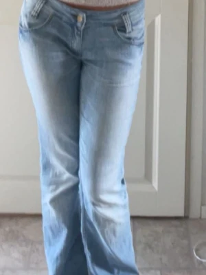 Lågmidjade jeans - Lågmidjade utsvängda jeans, midjemåttet är ca 39cm rakt över o sitter bra på mig i längden som e 170. Passar 36/38