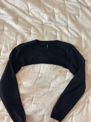 Svart bolero från Only  - Säljer en svart bolero i storlek M - helt oanvänd!  Den är ifrån only och passar bra exv över tubtopp/no shoulder toppar 🤍