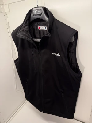 Skruf Väst - Väst ifrån snusmärket skruf! Går inte att få tag på någon annanstans. Storlek M. Grymt skick.