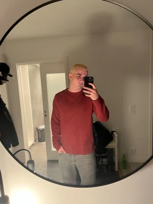 Reebok sweatshirt - En enkel och stilren mörkröd sweatshirt med rund halsringning och långa ärmar. Tröjan har en avslappnad passform och är tillverkad i mjukt material, perfekt för en casual look.