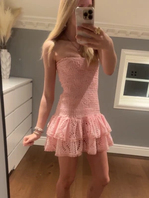 design by amore klänning - Knappt använd endast några enstaka gånger, så troligt fin och perfekt till sommaren!💕🤩