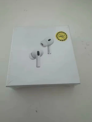 Vita trådlösa in-ear hörlurar ANC - Säljer ett par vita trådlösa in-ear hörlurar med aktiv brusreducering (ANC). Hörlurarna har en stilren design med korta stjälkar och silikonproppar för bekväm passform. Perfekta för musik, poddar och samtal på språng.
