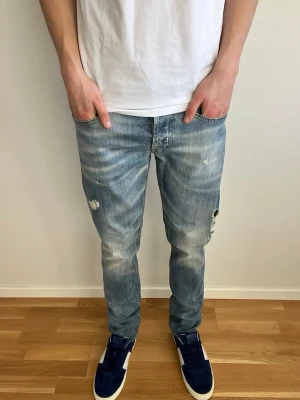 Dondup Jeans George - Säljer dessa feta dondup  jeans i modellen George!  De  är i mycket fint skick. (Jeansen har original slitningar vilket är väldigt eftertraktat) nypris cirka 4000kr Hör av er vid fler frågor🤝