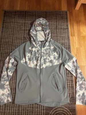 Nike vindjacka - Hej! Säljer min gråa Nike vindjacka då den inte passar mig längre. Har knappat använd den och den är i jättefin skick precis som ny ungefär. Jättefin färg på den och fin skick. 