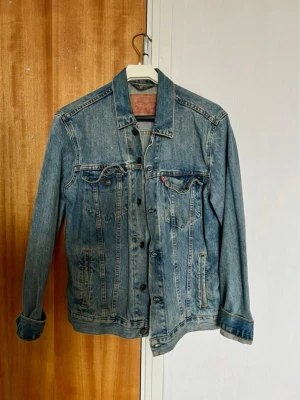 Jeansjacka från Levi’s - Blå oversized jeansjacka från Levi’s. Mycket bra skick. Unisex