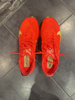 Nike vaporfly  - Säljer ett par Nike vaporfly 4 som tyvärr inte passade ritkigt min fot. Perfekta för dig som vill sticka ut på löprundan. Är använda en gång 