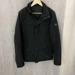 J.lindeberg field jacka - Tidslös J.lindeberg field jacka som passar perfekt nu till våren  Inga defekter på den alls! Mvh Axel :)