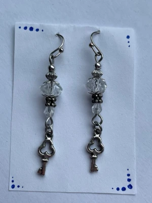 Örhängen - Handgjorda örhängen med pärlor och berlocker💕