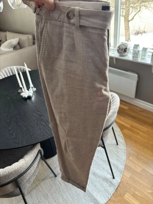 Linnebyxor - Schyssta Linnebyxor i lite stiligare passform och modell, jättefräscha inga skador eller fläckar. Brallorna är köpta från Dressman i somras för strax över tusenlappen!  Passar dig omkring 180cm. Hör av er om ni undrar över något😉 