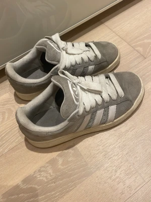 Adidas campus - Säljer dessa gråa Adidas campus, de är lite smutsiga men ändå i ganska bra skick. Orginal skokartong medföljer ej.