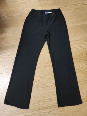 Nike Dri-FIT leggings - Säljer ett par svarta träningsbyxor från Nike med Dri-FIT-material.   Fållen längs ner är uppsydd med brun tråd, men det syns inte alls.
