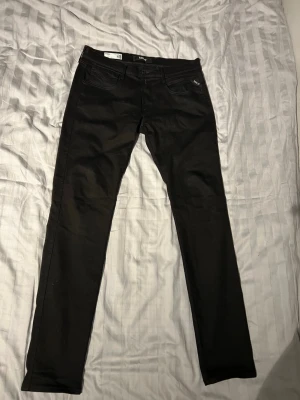 Replay anbass hyperflex svarta - Säljer ett par svarta replay jeans. Aldrig använda! Storlek: W33 L34. NYPRIS 1199kr