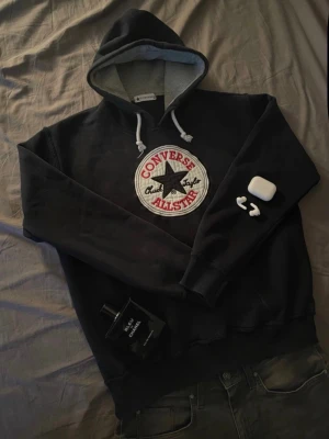 Converse Huddi  - Snygg Converse Huddi i färgen Svart. Storlek S.  Är använt den ett fåtal gånger så typ helt ny!⭐️