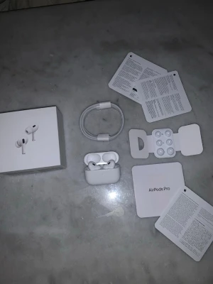 Apple AirPods Pro 2 USB-C – Brusreducering (ANC) – Helt nya - Säljer ett par AirPods Pro 2. Hely nya. Allt fungerar som det ska.  🔊 Aktiv brusreducering (ANC) fungerar perfekt 🎧 Transparent läge fungerar också utan problem 🔋 Bra batteritid  Ingår: • AirPods Pro (2nd gen) • MagSafe laddningsetui (USB-C) • Extra silikonproppar i olika storlekar •USB C laddsladd   AirPodsen är återställda och redo att kopplas till en ny användare