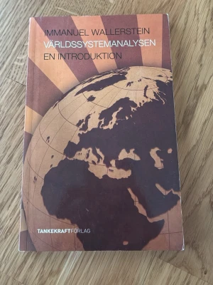 Världssystemanalysen - En introduktion - Immanuel Wallersteins bok 'Världssystemanalysen – en introduktion'