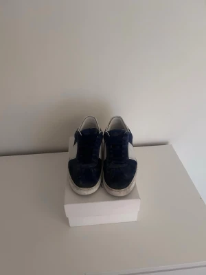 Valentino flycrew - Tja! Säljer nu mina valentino flycrew i ett fint skick. Skorna har används men på ett försiktigt sätt så inga defekter..