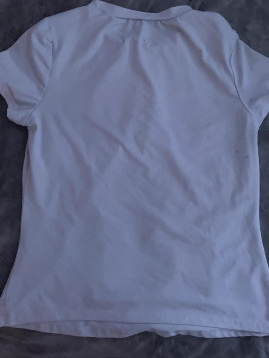 Vit t-shirt med svart blommönster - 1