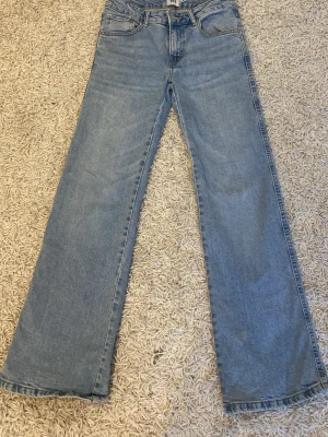 Blåa bootcut jeans  - Säljer ett par blåa bootcut jeans från Lager 157. I strl S. Fint skick, lite slitet längst ner på byxorna men syns inte mkt när man har de på sig. 