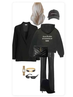 Svarta raka byxor i skinnimitation - Säljer ett par svarta byxor i skinnimitation med rak passform och hög midja. Byxorna har klassiska fickor både fram och bak samt bälteshällor. Snygga att styla med en enkel tröja eller kavaj för en trendig look.