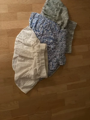 Sommar kjolar  - Jag säljer tre jättefina sommar kjolar i storlek sx dom ör luftiga och sommriga. Säljer som för sig för 50 