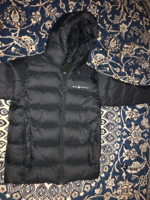 Sailracing jacka - Nästan helt ny inga tecken på slitage vad jag vet om inte överdrivet varm utan en bra våt höst jacka. Säljer då den var lite liten på mig