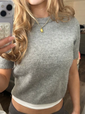 Grå kortärmad stickad tröja - Stickad tröja från Zara i storlek M.